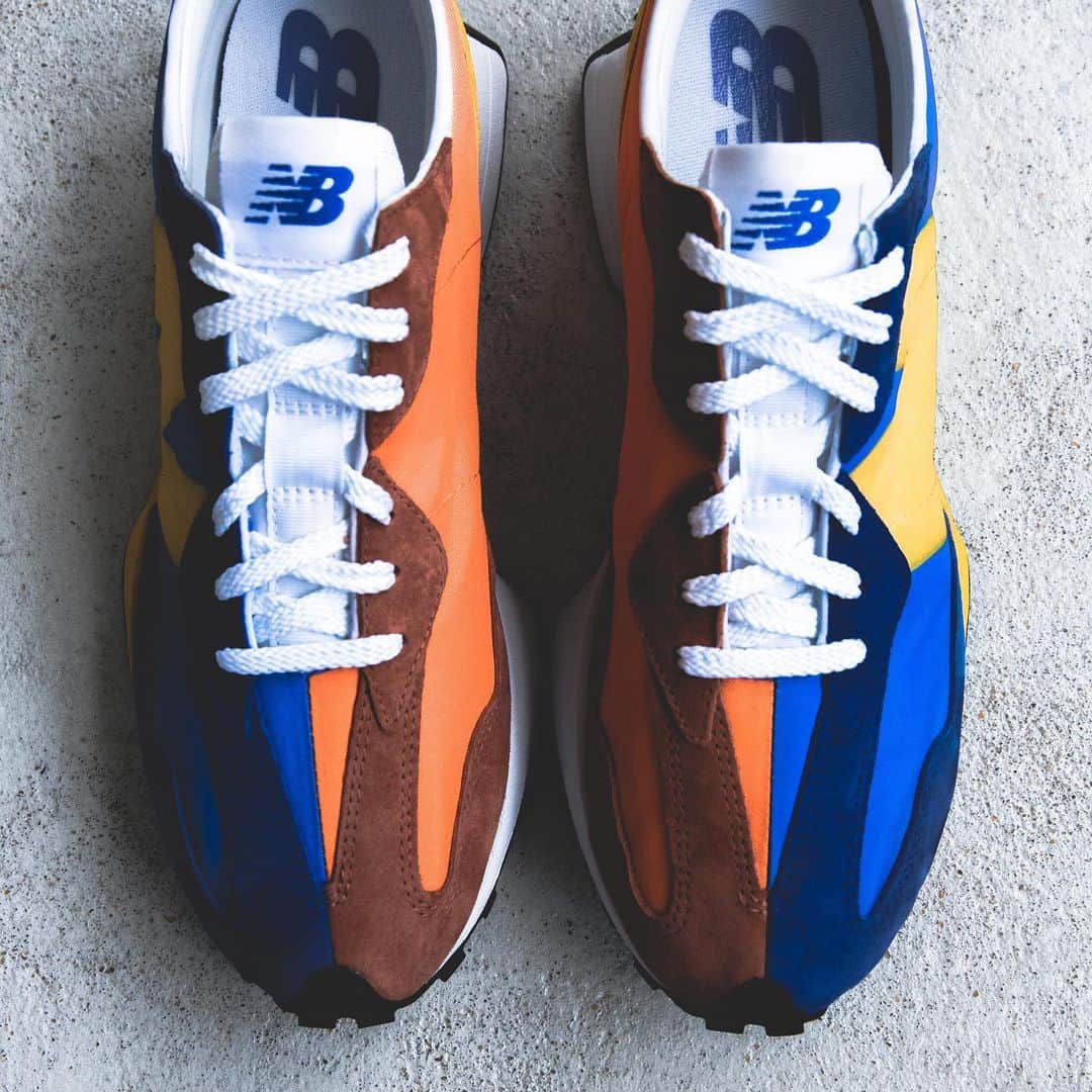 HYPEBEASTさんのインスタグラム写真 - (HYPEBEASTInstagram)「@hypebeastkicks: Take a closer look yet at @newbalance’s upcoming 327 sneaker. Featuring a split colorway aesthetic, the first of the two men’s sized sneakers sports a bright blue/orange make up while the other is a twist on New Balance‘s signature grey design. Both styles are set to release online on May 9 for $110 USD each.⁠⠀ Photo: Heison Ho/HYPEBEAST」5月6日 15時22分 - hypebeast