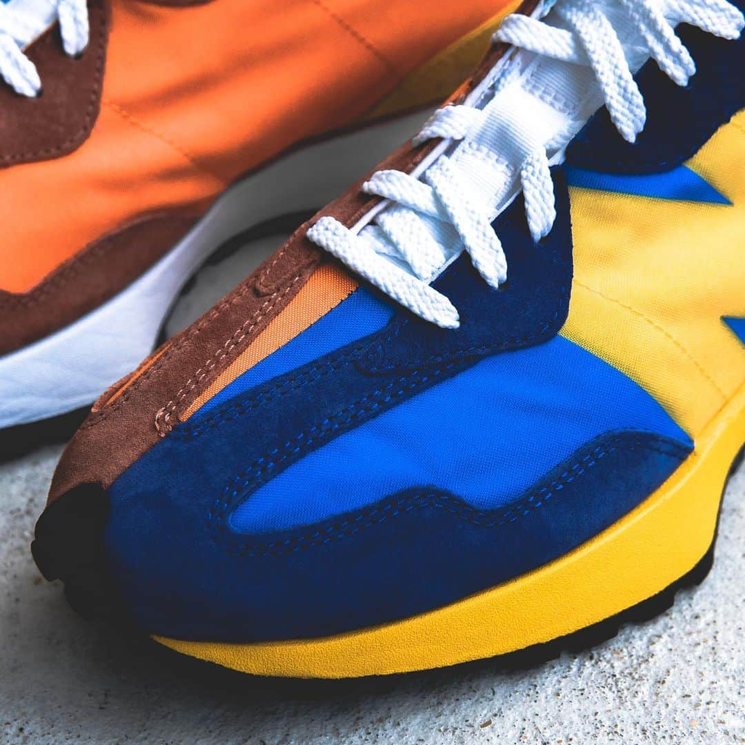 HYPEBEASTさんのインスタグラム写真 - (HYPEBEASTInstagram)「@hypebeastkicks: Take a closer look yet at @newbalance’s upcoming 327 sneaker. Featuring a split colorway aesthetic, the first of the two men’s sized sneakers sports a bright blue/orange make up while the other is a twist on New Balance‘s signature grey design. Both styles are set to release online on May 9 for $110 USD each.⁠⠀ Photo: Heison Ho/HYPEBEAST」5月6日 15時22分 - hypebeast