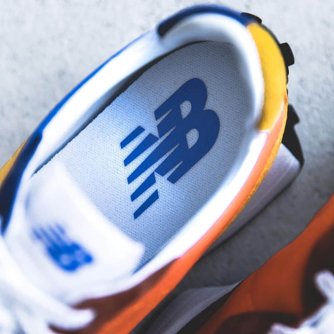 HYPEBEASTさんのインスタグラム写真 - (HYPEBEASTInstagram)「@hypebeastkicks: Take a closer look yet at @newbalance’s upcoming 327 sneaker. Featuring a split colorway aesthetic, the first of the two men’s sized sneakers sports a bright blue/orange make up while the other is a twist on New Balance‘s signature grey design. Both styles are set to release online on May 9 for $110 USD each.⁠⠀ Photo: Heison Ho/HYPEBEAST」5月6日 15時22分 - hypebeast