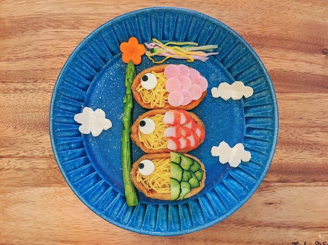 ソンイのインスタグラム：「節句祝いの息子ご飯は鯉のぼりお稲荷さん🎏🍙🍵🦊 息子仕様な味付けの自家製お稲荷さんに色々載せて鯉のぼりに🎏🌈 実際食べる時は離乳食ハサミで細かくしちゃったけど😂 #生後13ヶ月 #1歳1ヶ月 #男の子ベビー #節句祝い #ソンイ離乳食 #子供の日ごはん #鯉のぼり寿司 #ソンイ子供ご飯」
