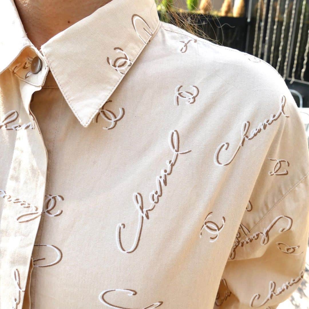 Vintage Brand Boutique AMOREさんのインスタグラム写真 - (Vintage Brand Boutique AMOREInstagram)「Vintage Chanel logo pattern cotton shirt from 199. No size description 📌On website search for AO24524 ▶︎Free Shipping Worldwide✈️ ≫≫≫ DM for more information 📩 info@amorevintagetokyo.com #AMOREvintage #AMORETOKYO #tokyo #Omotesando #Aoyama #harajuku #vintage #vintageshop #ヴィンテージ #ヴィンテージショップ #アモーレ #アモーレトーキョー #表参道 #青山 #原宿#東京 #chanel #chanelvintage #vintagechanel #ヴィンテージ #シャネル #ヴィンテージシャネル #シャネルヴィンテージ #amorewardrobe #アモーレワードローブ」5月6日 15時38分 - amore_tokyo