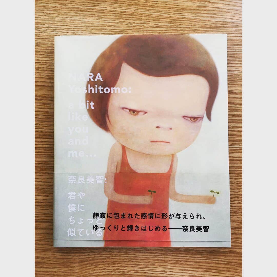 芦沢統人のインスタグラム：「ブックカバーチャレンジ5日目。 奈良美智さんの作品集「君や僕にちょっと似ている」  奈良さんの絵は柔らかくて、大胆、かつ、無垢から来る狂気みたいな物も感じる不思議な魅力があって、気づいたらこの本を手にとっておりました。 ただ、まだ展示に行ったことがないのです、、！恥ずかしい。  でも、やっぱり好きで いつからから絵の参考にしています。  特にクロッキーを見ると絵が上手くなった気分になる。というか、上手くなる。  もっと、大きく描いていいんだよーって言われている様な気持ちになるのです。だから、なんだか良い線が描けない時はこの画集をみて心を落ち着かせているのであります。  #7daysbookcoverchallenge #7デイズブックカバーチャレンジ」