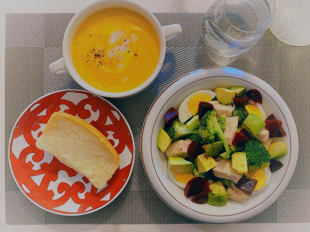 のインスタグラム：「今日は#オンラインバレエレッスン @kosuke_apollon  を受けてからの遅めのランチ😋🍽 少し前に買ってあったカボチャをどう調理するか悩んでたんだけど…🧐 昨日。あ、スープ飲みたい❣️と。急に思い立ちこんな感じのメニューになりました🎃  パンはホームベーカリーで焼いた米粉パンです🍞 普通の食パンに比べモチモチしています。  サラダは、鶏胸肉（塩麹でつけてます）、ブロッコリー、ビーツ、アボカド、卵。 たんぱく質と抗酸化作用のある食材を意識してます😊✨ #遅めのランチ #豆乳とかぼちゃのポタージュ  #米粉パン #美肌サラダ  #たんぱく質 #抗酸化作用 #かぼちゃはbカロテンや食物繊維カリウム豊富 #かぼちゃの種は美容効果抜群 #種はただいま乾燥中 #パンやマフィンにいれてもいいけど私はローストしてつまみで食べますw #えれ飯」