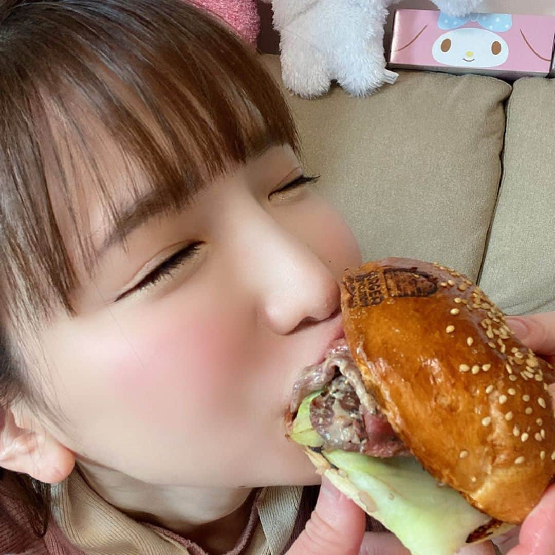 もえのあずきさんのインスタグラム写真 - (もえのあずきInstagram)「バーガーレボリューション西麻布本店さんのいぶさな牛ローストビーフバーガー美味しかったぁ🤤🥰 #バーガーレボリューション #いぶさな牛#いぶさな牛ローストビーフバーガー#いぶさな牛バーガー#幻の和牛バーガー#テイクアウト #PR  これは#pr やけどふだんからたまに買って食べてるお店やよ😋」5月6日 15時39分 - moeazukitty