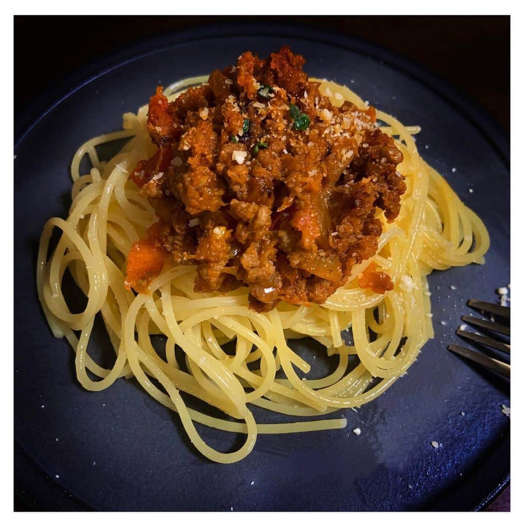 田中こなつさんのインスタグラム写真 - (田中こなつInstagram)「🍴🍝🥕🌿 ミートソースを作ったので お昼はパスタ。 野菜はよくoisixを使います。 甘くて美味しい🧅 擦りおろしニンジンが沢山入ってます。 擦り作業地獄でした。  #lunch #stayhome #cooking #pasta #ランチ #料理 #献立 #おうちごはん #器 #プレート #パスタ #特製ミートソース #野菜 #oisix #小皿 #ちょんちょん #小盛り #vegetables #冷蔵庫整理」5月6日 15時41分 - konatsu_tanaka