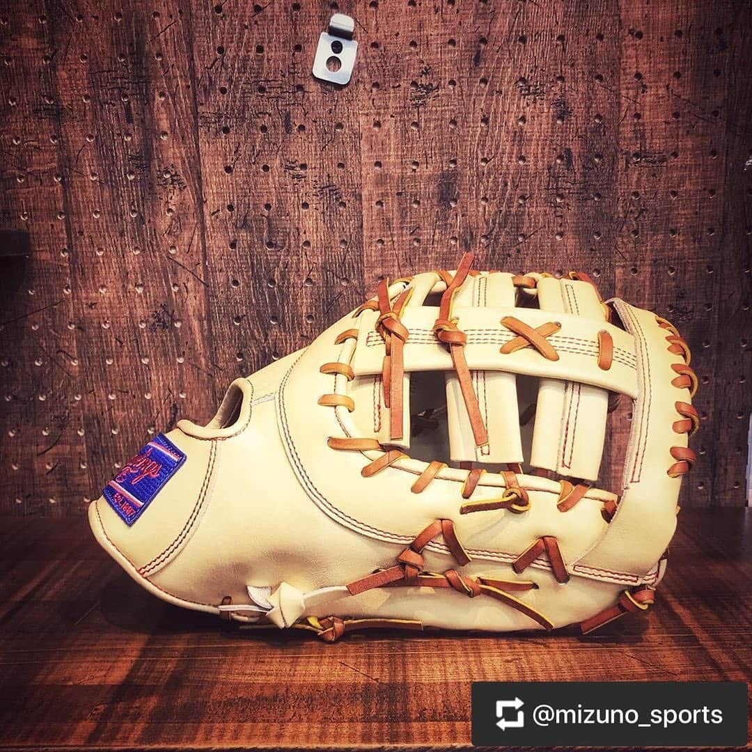 Rawlings Japanさんのインスタグラム写真 - (Rawlings JapanInstagram)「#Repost @mizuno_sports with @get_repost ・・・ こんばんは☺︎ 今日の#グラブ といっても #ファーストミット #ローリングス  #硬式 #ミズスポ別注 たまにはこんなの どうだろう テーマ ファーストが コレ持って出て来たら やるやん と思うミット グラブではなく ファーストミット だって あんまりないから、、、 #rawlings  イメージの アメリカンスタイル HOHレザー キャメルカラー レース タン ステッチ レッド ラベルはあえて rawlingsレッドではなく ロイヤルレッド え、、 基本モデルは何かって？ えっと、、 謎なんです ここからは コレをオーダーした時のこと メーカーに こんな別注作ります モデルはこうで カラーはコレで と伝えたら 企画の人の返事 あー！基本モデルね これよりもっと 良いのあるから 変えとくね！ と来た ちなみに こう言われても まじすか笑 お願いします ということになる 信頼というヤツ 待つ事数ヶ月 いやいや 良いですね 縦長深め 少し大きめのモデル 大型選手に使って欲しい ウェブ周り硬さ残るし ウェブ下も グニャグニャ伸びないから 深く入り過ぎず 指先もピッタリ閉じる 安心感 ショーバンも 逸れ気味の送球も 入ったら出ないであろう なるほど！ で、コレ 一体誰モデル？ そこだけは 謎 @rawlings_japan_llc」5月6日 15時42分 - rawlings_japan_llc