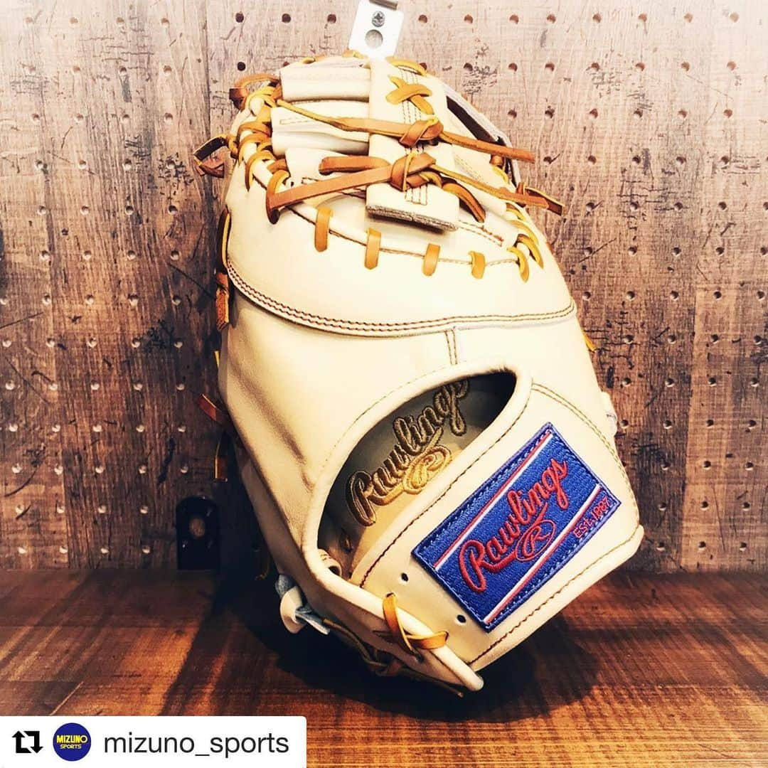 Rawlings Japanさんのインスタグラム写真 - (Rawlings JapanInstagram)「#Repost @mizuno_sports with @get_repost ・・・ こんばんは☺︎ 今日の#グラブ といっても #ファーストミット #ローリングス  #硬式 #ミズスポ別注 たまにはこんなの どうだろう テーマ ファーストが コレ持って出て来たら やるやん と思うミット グラブではなく ファーストミット だって あんまりないから、、、 #rawlings  イメージの アメリカンスタイル HOHレザー キャメルカラー レース タン ステッチ レッド ラベルはあえて rawlingsレッドではなく ロイヤルレッド え、、 基本モデルは何かって？ えっと、、 謎なんです ここからは コレをオーダーした時のこと メーカーに こんな別注作ります モデルはこうで カラーはコレで と伝えたら 企画の人の返事 あー！基本モデルね これよりもっと 良いのあるから 変えとくね！ と来た ちなみに こう言われても まじすか笑 お願いします ということになる 信頼というヤツ 待つ事数ヶ月 いやいや 良いですね 縦長深め 少し大きめのモデル 大型選手に使って欲しい ウェブ周り硬さ残るし ウェブ下も グニャグニャ伸びないから 深く入り過ぎず 指先もピッタリ閉じる 安心感 ショーバンも 逸れ気味の送球も 入ったら出ないであろう なるほど！ で、コレ 一体誰モデル？ そこだけは 謎 @rawlings_japan_llc」5月6日 15時42分 - rawlings_japan_llc