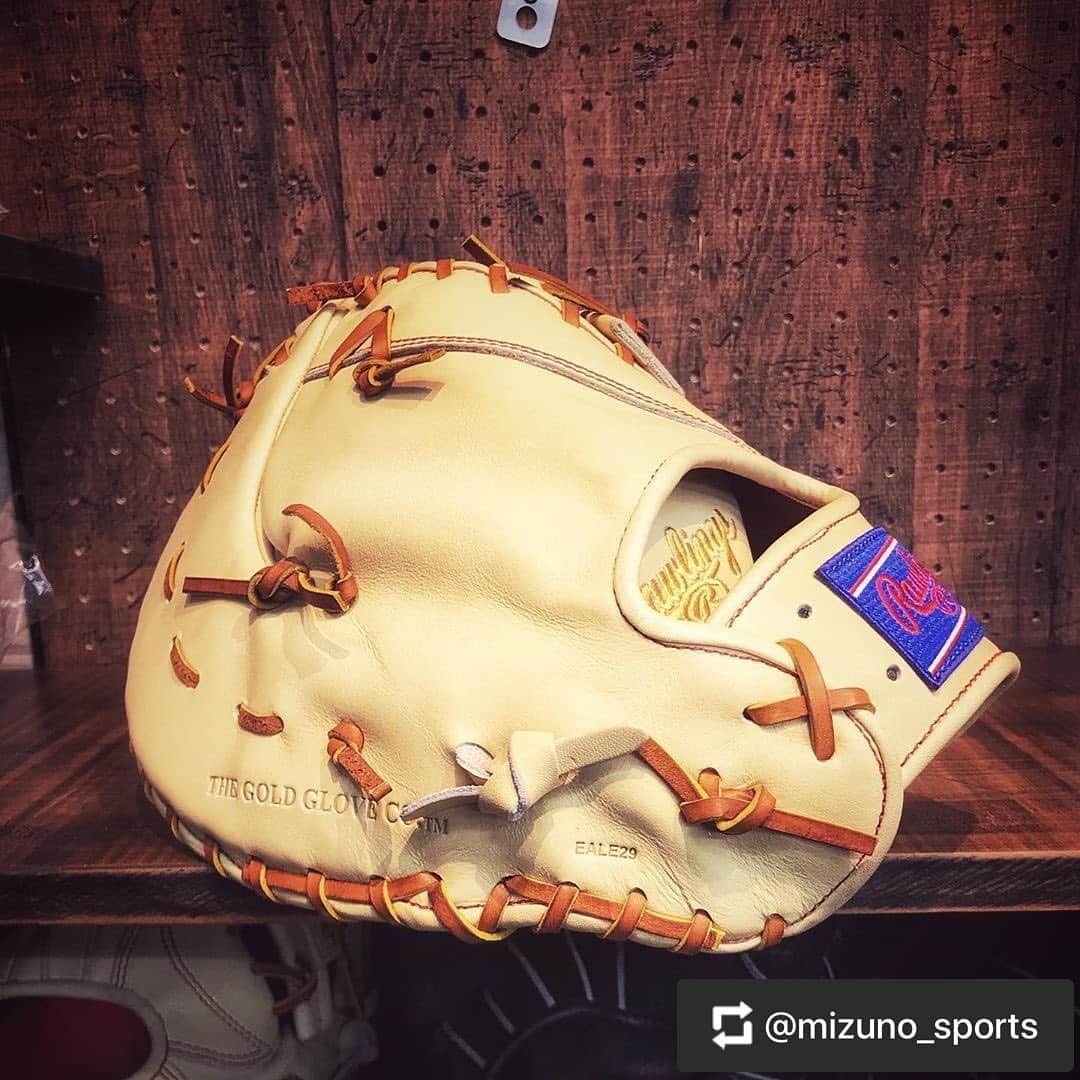 Rawlings Japanさんのインスタグラム写真 - (Rawlings JapanInstagram)「#Repost @mizuno_sports with @get_repost ・・・ こんばんは☺︎ 今日の#グラブ といっても #ファーストミット #ローリングス  #硬式 #ミズスポ別注 たまにはこんなの どうだろう テーマ ファーストが コレ持って出て来たら やるやん と思うミット グラブではなく ファーストミット だって あんまりないから、、、 #rawlings  イメージの アメリカンスタイル HOHレザー キャメルカラー レース タン ステッチ レッド ラベルはあえて rawlingsレッドではなく ロイヤルレッド え、、 基本モデルは何かって？ えっと、、 謎なんです ここからは コレをオーダーした時のこと メーカーに こんな別注作ります モデルはこうで カラーはコレで と伝えたら 企画の人の返事 あー！基本モデルね これよりもっと 良いのあるから 変えとくね！ と来た ちなみに こう言われても まじすか笑 お願いします ということになる 信頼というヤツ 待つ事数ヶ月 いやいや 良いですね 縦長深め 少し大きめのモデル 大型選手に使って欲しい ウェブ周り硬さ残るし ウェブ下も グニャグニャ伸びないから 深く入り過ぎず 指先もピッタリ閉じる 安心感 ショーバンも 逸れ気味の送球も 入ったら出ないであろう なるほど！ で、コレ 一体誰モデル？ そこだけは 謎 @rawlings_japan_llc」5月6日 15時42分 - rawlings_japan_llc