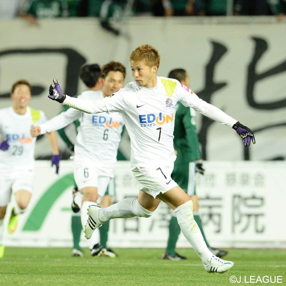 森崎浩司さんのインスタグラム写真 - (森崎浩司Instagram)「懐かシリーズ⑥  ゴール後のパフォーマンス⚽️⚽️😊 1枚目と5枚目は同じパフォーマンス😆笑  特に決まったゴールパフォーマンスはありませんでした(笑)  10枚目はなぜか千葉ちゃんがゴール後にスライディングをしてくる(笑)  ゴールを決めた後のチームメイトとサポーターとの喜びや感動は、今でも忘れられない財産です🥺  #sanfrecce #ゴールパフォーマンス #自分スタイルのパフォーマンスがあれば良かったなぁ #財産 #良い思い出」5月6日 15時50分 - koji.morisaki77