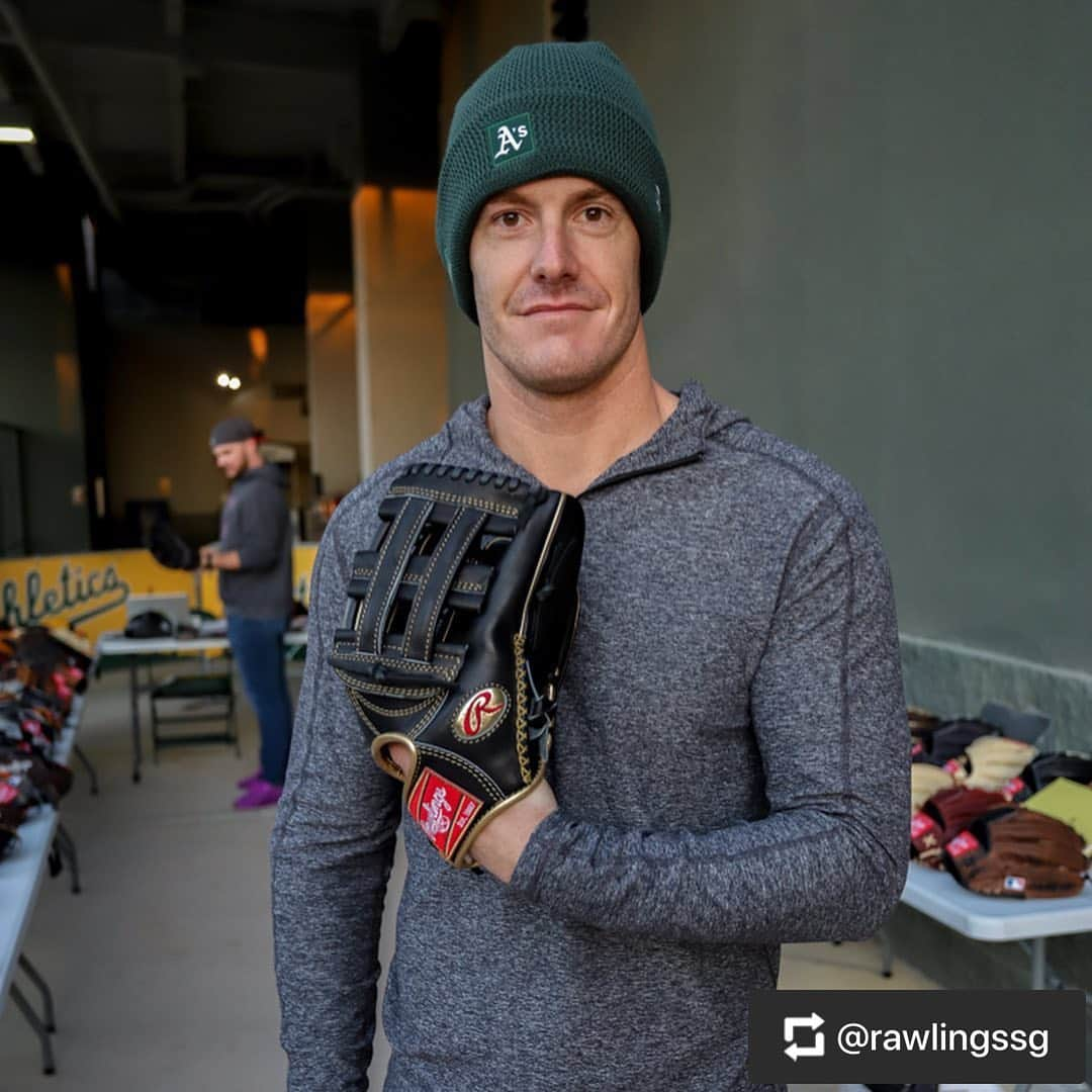 Rawlings Japanさんのインスタグラム写真 - (Rawlings JapanInstagram)「#Repost @rawlingssg with @get_repost ・・・ We continue our #RawlingsGloveDay coverage with more behind-the-scenes content from the @athletics! Check out some cool shots of Matt Olson, Marcus Semien, Sean Murphy, Liam Hendriks, Mark Canha, and Sean Manaea here with their 2020 gamers. 🔥 #TeamRawlings #SpringTraining #MLB #baseballlife⚾️ #TheMarkOfAPro @rawlings_japan_llc」5月6日 15時52分 - rawlings_japan_llc