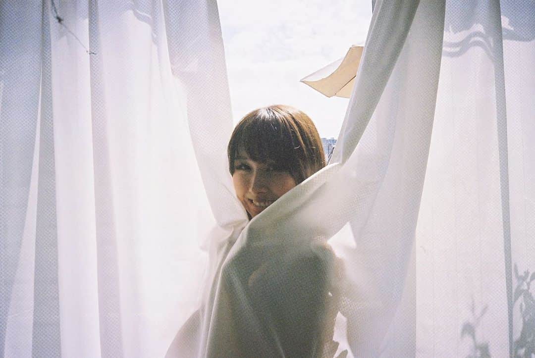 小池ジョアンナのインスタグラム：「心ごと、抱きしめていて。  #❤︎ #filmcamera  #filmphotography  #ファインダー越しの私の世界」