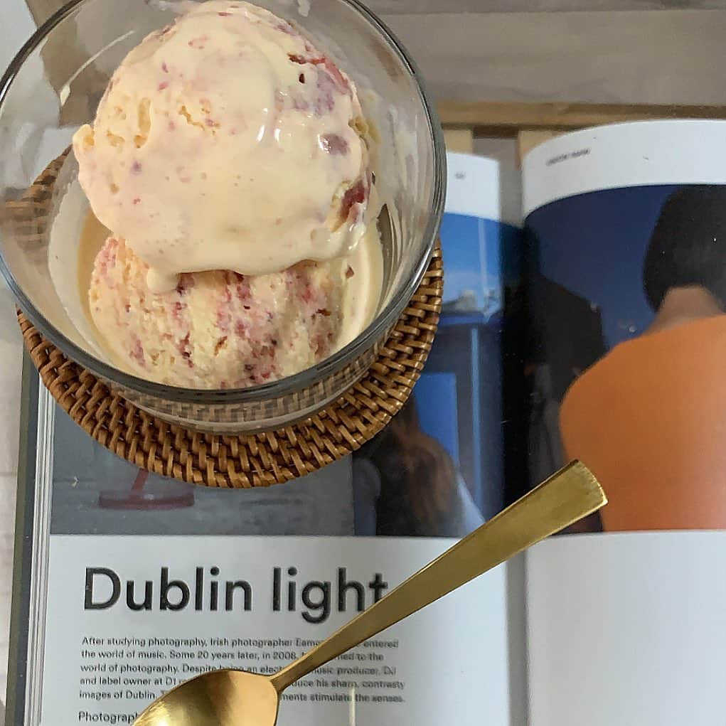 ukapiのインスタグラム：「⠀ ⠀ いちご🍓🍨作った〜🤍 固すぎたから外で放置したら 逆に溶けてしまったけど🤦‍♀️ ⠀ 美味しい〜最高〜👏 ⠀ #手作りアイス#お家カフェ」