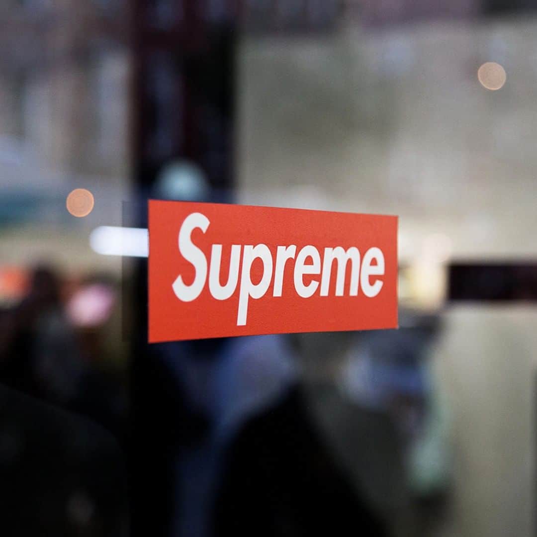 HYPEBEASTさんのインスタグラム写真 - (HYPEBEASTInstagram)「@hypebeaststyle: @supremenewyork’s hard-fought trademark battle in China has finally paid off. The New York-based brand has secured a Chinese trademark, safeguarding its iconic branding against imitators, like counterfeit company Supreme Italia, and ensuring that only authentic Supreme-branded shoes, clothes and accessories may be sold in China. This could potentially open the door for a Supreme flagship in China, though the secretive company is extremely selective when choosing new store locations. Find out more about the case by hitting the link in our bio.⁠ Photo: Eddie Eng/HYPEBEAST」5月6日 16時30分 - hypebeast