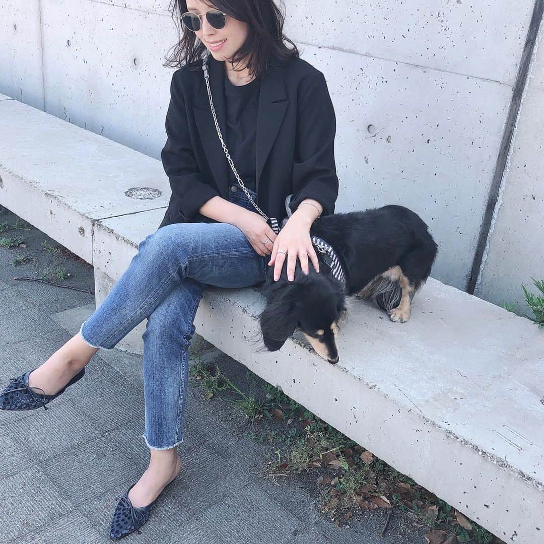 のインスタグラム：「久しぶりにデニム穿いた。なんか落ち着かない😂昔デニムが好きでよく穿いてたのにな~。 このジャケット犬の毛がつかないから散歩に便利☺︎ ・ ・ ・ ・ #milaowen #maisonkitsune  #healthydenim #manoloblahnikhq #ootd #outfitoftheday #coordinate #大人カジュアル #シンプルコーデ#ミラオーウェン  #デニムコーデ #ヘルシーデニム#locari」