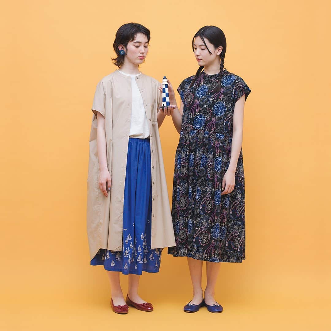 marbleSUD(マーブルシュッド) のインスタグラム：「ヘリコプターに乗って眺めるのは、空一面の花火。夏の夜空に咲く、大輪の花火を細やかな点描と線で描いた「fireworks」。本日発売です。」