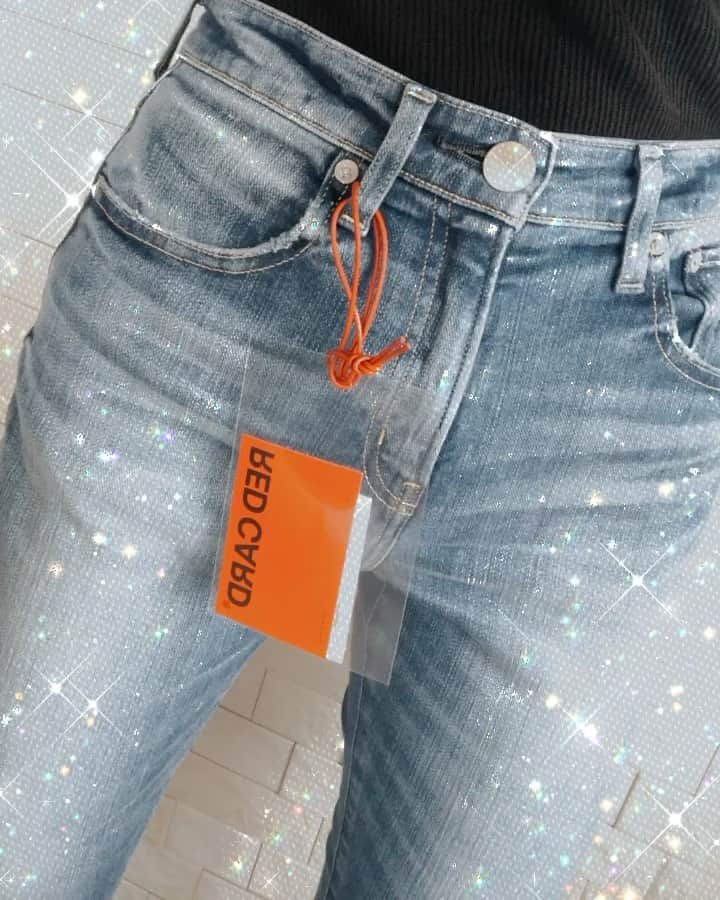 谷口紗耶香のインスタグラム：「new🖤🖤🖤 #denim @redcardtokyo  履きやすくて、形もいいし、 ハイウエスト！ stayhomeの　おうちオシャレにも👍🏽👖 #レッドカードデニム#redcard#redcarddenim」