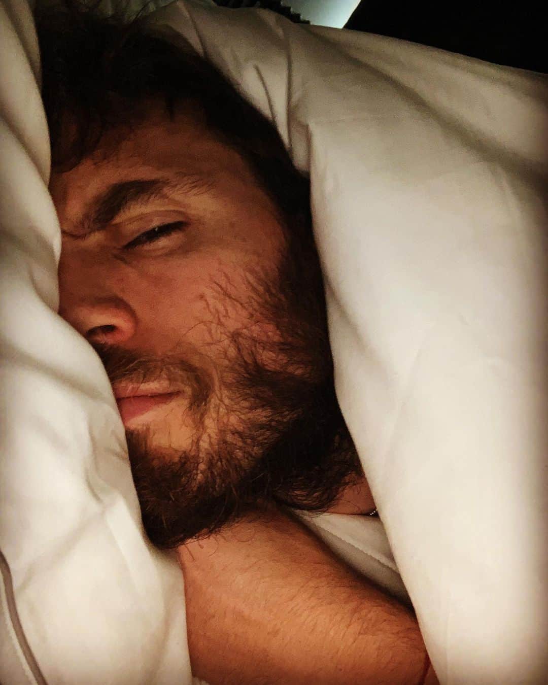 サム・クラフリンのインスタグラム：「I really don’t want to get out of bed today.」