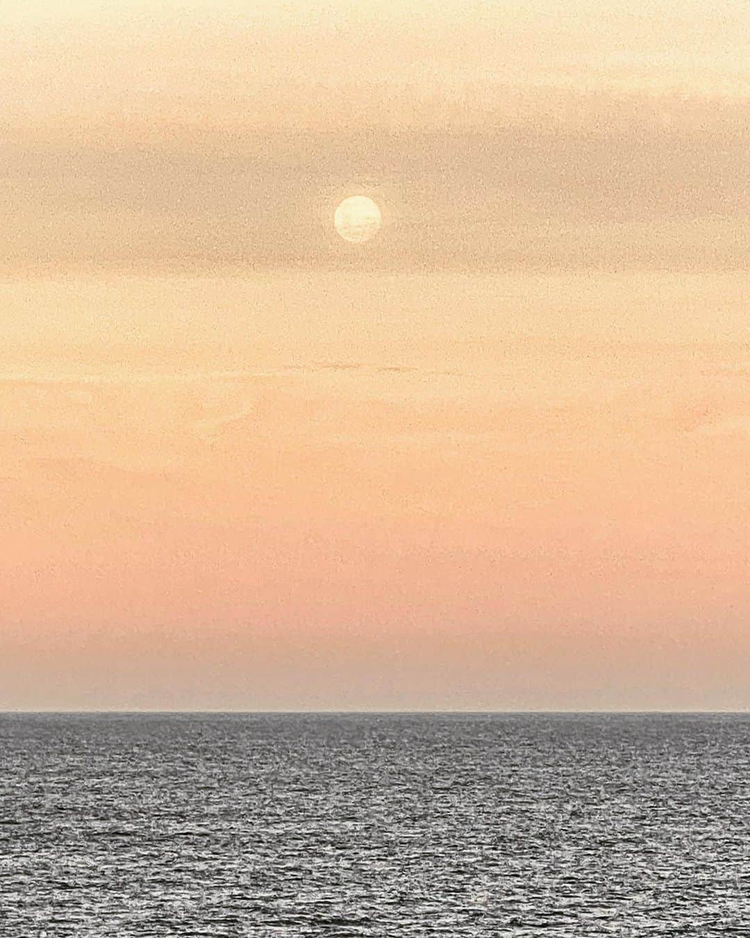 サマンサウィルスのインスタグラム：「Tonight’s moonrise. 🌙✨ x」