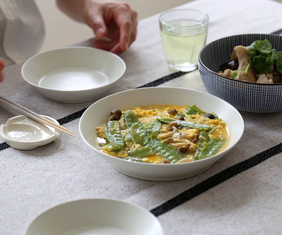 のインスタグラム：「. お家ごはんに欠かせない食器たち。 シンプルなTOHは、 どんな食卓とも相性が良いんです。 白いお皿で統一しても、 お気に入りのお皿と 組み合わせて使っても◯ . -登場したアイテム- TOH/器　各種 . ◎商品は当店トップページのバナーorプロフィールのURLからどうぞ。 ▶︎ @kozlife_tokyo . #KOZLIFE #japan #LoveFoodLoveLife #Interior #instagood #instajapan #器 #うつわ #食器 #おうちごはん #おうち時間 #暮らし #インテリア #丁寧な暮らし #シンプルライフ #私のおいしい写真 #暮らしを楽しむ #手作り #手作りスイーツ #うちで過ごそう #おうち時間 #おうちカフェ #取り皿 #小皿 #在宅ワーク #ステイホーム」