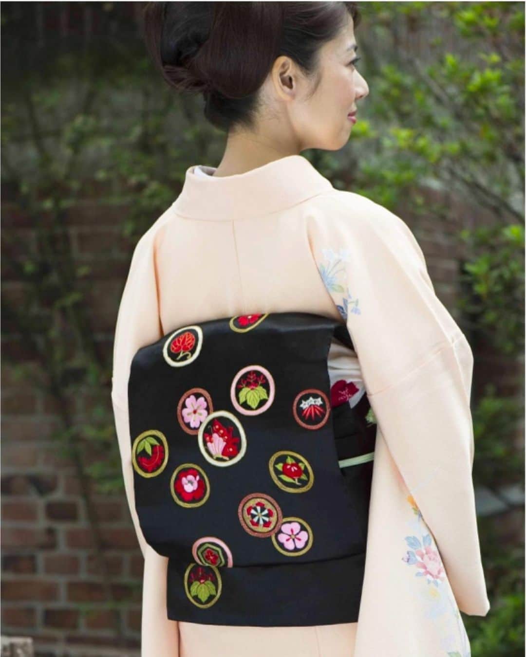 純名里沙さんのインスタグラム写真 - (純名里沙Instagram)「はい( ´ ▽ ` )ﾉ！ 宝塚歌劇団の同期生　#星野瞳　（むっちゃいいお名前です）から回って参りました　#着物バトン　アンカーを賜り走らせていただきます✨ ・ この着物バトンリレー、日本の誇る着物の良さを世界に、という趣旨だそう。 探してみるとお仕事などで良く着させていただいており、お陰様で沢山ございましたが、その中のホンの一部を掲載させて頂きます👘✨ ・ 最初のピンク色の着物は私の持ち物で、黒い帯をお借りして『着物の時間』というページに出させていただいた時のもの。 ・ その次は水戸黄門の花魁役（支度は大変だったですが髪結さんの手捌きは正に職人技で勉強になりました✨）と花魁の普段の姿😆に、ドラマのママ役（貫禄ありますね笑） ・ そして、最後は宝塚音楽学校卒業式の袴姿に、イベントで同期生皆で宝塚南口でコーラスした時のお気に入りの写真^ ^🎶 ・ いやはや、いつも着物を着る度に背筋もシャンとし、その素晴らしさに感嘆し、着物をちゃんと日常的に着られるようになりたい✨と思いつつもそのまま今に至ってしまっており。。😅着物バトン、改めて着物の大切さを思い出させていただいた良い機会になりました。ありがとうございました😊 ・ 次の方に回したい気もしましたが「バトン疲れ」なる言葉もTwitterのトレンド入りしてましたので、やはり、わたしでゴール🙌とさせていただきます🍀 ・ そうそう、私、実はなで肩で着付けの方曰く、着物が着せやすい、とのこと❣️ちゃんとこの機会に整理して、今着られるもの、誰かに譲ってそれこそ【着物のバトン】を渡す着物も有るかもしれませんので見直してみます🍀✨ ・ それにしても時代によって、役によって、顔も表情も様々（笑）また、着物を着る機会に巡り会えますように✨✨✨ ・ #純名里沙 #risajunna #着物バトン #バトンを受け取りました  #アンカー #kimono #japan  #culture」5月6日 17時11分 - risajunna3158