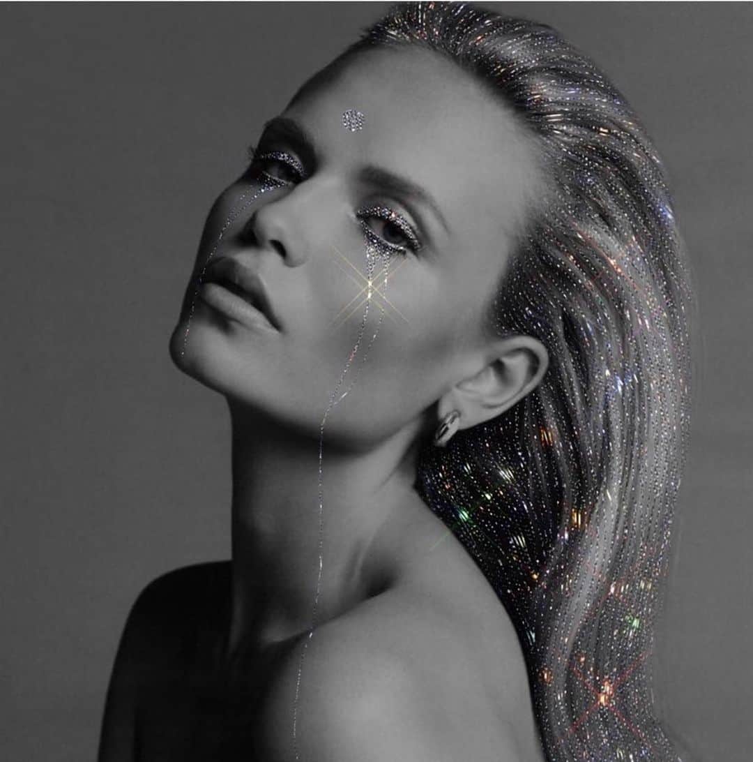 ナターシャ・ポーリーのインスタグラム：「Love This Illustration, Thank You @jairovw ❤️ Iconic Portrait By @inezandvinoodh」