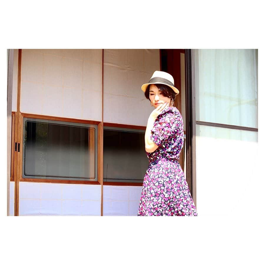 小林由佳さんのインスタグラム写真 - (小林由佳Instagram)「Back to 1960's !👗💄 ・ ・ 家の片付けをしながら おばあちゃんの服を広げる。 ・ 一気に昭和 一気に1960年にタイムスリップ⁈👄😘 ・ ・ #おうち時間 #1960sfashion #grandma  #おばあちゃんの服 #肩パッド #昭和 #古き良き時代の女 #楽しすぎるファッションショー #斬新すぎるデザインの山 #近々第2弾も載せるよん🙆🏻‍♀️👘」5月6日 17時18分 - yuca_tan