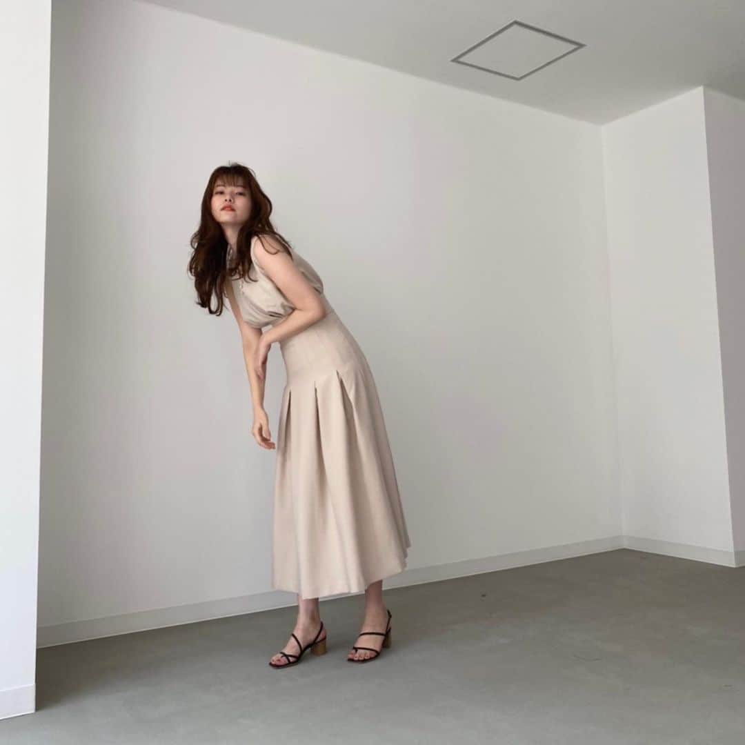 西谷菜々のインスタグラム：「. louren summer collectionを 一足お先に…🕊 発売開始したら即買いしたいワンピース🤍 夏服もぜーんぶ可愛かった✨情報解禁お楽しみに☺️ #louren #louren_2020summer」