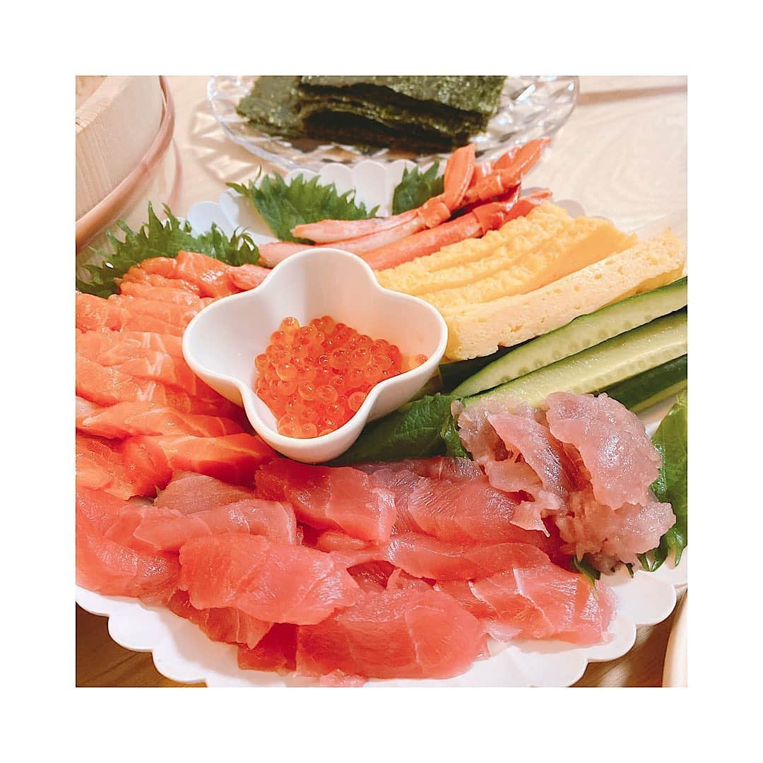 原口恵美のインスタグラム：「﻿ 子供の日🎏﻿ 久しぶりに手巻き寿司🍣﻿ ﻿ 手巻き寿司の具材って並んでいるだけで﻿ 幸せ😌💕﻿ ﻿ パクパクだべる子供達を﻿ 私は🍻飲みながらニコニコ😊♬﻿ ﻿ 来年はどんな子どもの日になるかな...♡﻿ ﻿ ﻿ ﻿ そんな昨日は家族でオンライン収録📷﻿ 汚い我が家が放送されます😱😅💦﻿ 知ってれば　 #モデルルーム﻿ みたいに片付けたのにw﻿ 無理か😅﻿ ﻿ ﻿ ﻿ #おうち時間　﻿ #子どもの日﻿ #5月5日﻿ #友達の誕生日🎂﻿ #手巻き寿司﻿ #自粛生活」