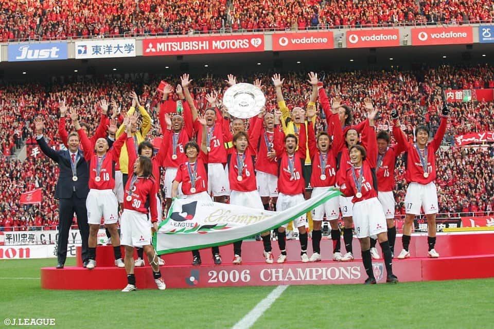 のインスタグラム：「天王山を制した浦和レッズが優勝✨﻿ ﻿ 【写真で振り返る名試合 📸】﻿ ﻿ 🏆 2006Ｊリーグ ディビジョン1 第34節﻿ 📅 2006年12月2日﻿ 🆚 #浦和レッズ vs #ガンバ大阪﻿ ⚽️ 3-2﻿ 🏟 #埼玉スタジアム2002﻿ ﻿ #Ｊリーグ﻿ #jleague﻿ ﻿ #ワシントン﻿ #鈴木啓太　﻿ #マグノアウベス﻿ #宮本恒靖﻿ #シジクレイ﻿ #長谷部誠﻿ #二川孝広﻿ #田中マルクス闘莉王﻿ #家長昭博﻿ #三都主アレクサンドロ﻿ #遠藤保仁﻿ #小野伸二﻿ #ポンテ﻿ ﻿ #名試合 #激闘 #熱戦﻿ #振り返り #振り返り投稿﻿ #2006 #2006年﻿ ﻿ まだまだ名試合を募集中‼️﻿ コメント欄にて教えてね😊﻿ 詳しく書いて貰えると嬉しいです✨  #コメント #📝﻿ #コメント大歓迎 #コメントしてね﻿ ﻿」