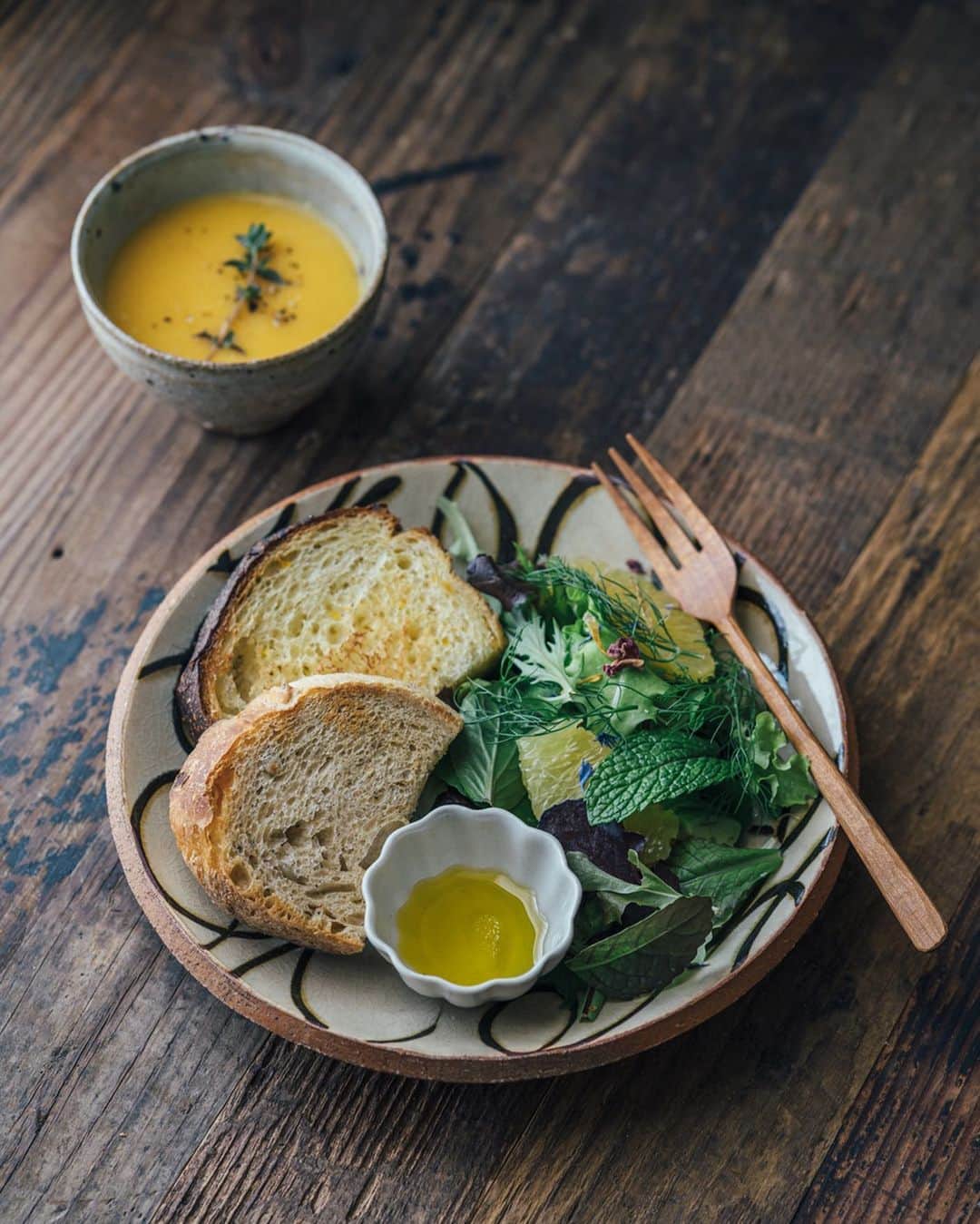 Nanaのインスタグラム：「パンを楽しむ朝ごはん🍴 (少し前の朝食)‬ ‪柑橘のサラダと人参のポタージュ。‬ ‪ポタージュは自然栽培の玉ねぎと人参をバターで炒め煮にしてハンドブレンダーで撹拌しただけ。いつも取り寄せてる玉ねぎがとても甘いので、甘さが欲しいときによく使います◎‬ . . #StayHome #おうち時間 #sonya7iii」