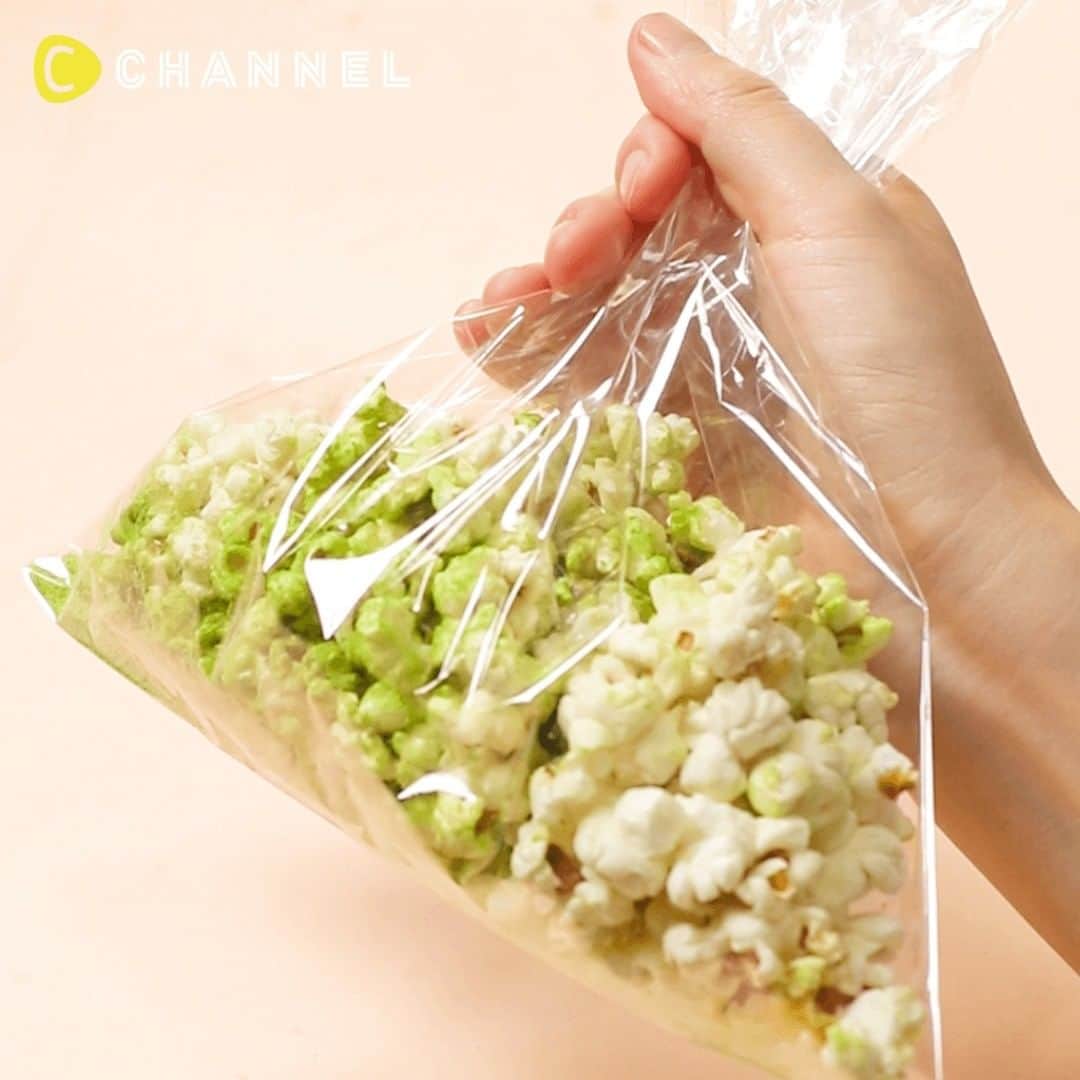 のインスタグラム：「【お家映画館】簡単ポップコーンアレンジ6選🥡 . Follow ME!! @cchannel_food Please check this account @cchannel_girls and C CHANNEL app! . お家で映画を観る機会が多くなったこの期間に！ ポップコーンをアレンジして、映画をさらに楽しもう♡ . ■材料 ・サラダ油…適量 ・乾燥とうもろこし…200g ①抹茶風味 ・インスタント抹茶ラテ…1スティック ②コーンポタージュ風味 ・インスタントコーンスープ…30g ・ドライパセリ…適量 ③チーズ風味 ・粉チーズ…大さじ2 ・コショウ…適量 ④いちご風味 ・いちごパウダー…大さじ2 ⑤味噌風味 ・味噌パウダー…大さじ2 ・刻み海苔…適量 ⑥シナモン風味 ・シナモンシュガー…大さじ2 . ■手順 1. フライパンにサラダ油、乾燥とうもろこしを入れる。蓋をして時々ゆすりながら加熱していく。 2. 袋に移して、お好みの味のパウダーを入れてシャカシャカして完成です。 . 制作：三浦綺子 . . #料理#レシピ#クッキング#デリスタグラム#料理動画#food#foodie#delicious#cooking#f52gram#foodvideo#food-ideas#funfood #colorfulfood#recipevideo#foodcraft  #stayhomestaysafe#おうち時間#コロナに負けるな#おうちにいよう#巣ごもり#おこもり #ポップコーン#popcorn #フレーバーポップコーン#homecafe#おうちカフェ#カフェスタグラム#おうち映画#おうちで映画」