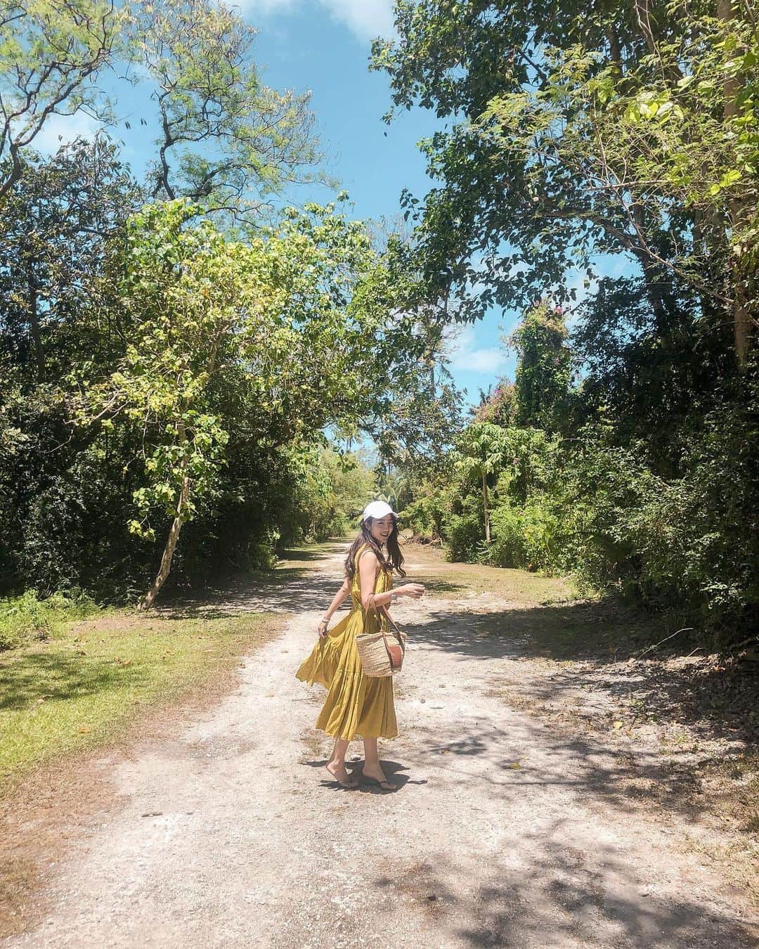淡輪優希のインスタグラム：「久々の#グアム はあったかくて気持ちよかった〜🌞ご飯もどんどん美味しくなってて、ホテルも新しいものがたくさん！自粛開けたらぜったいまた行きたいところ💜 . この森を抜けたらだーれもいないビーチがあったよー🤫✨」