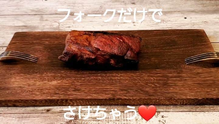 島宿ブルーとぅもーるのインスタグラム：「炭火焼き３時間～さけちゃう❤️ 今日もPoke塊注文でした～👍 ありがとう御座いますm(_ _)m  #美味しい食事は幸せになる #嫁ちゃんを楽させたい #島の嫁ちゃんを助けたい #家族の時間を作りたい #島を守りたい #島人を守りたい #コロナ #ハンバーガー #weber #BBQ #八重山諸島 　#八重山  #石垣島 #ishigaki #ishigakiisland  #離島 #石垣島旅行 #石垣島trip #石垣島の宿 #ブルーとぅもーる #石垣島カフェ  #女子旅 #カメラ女子  #石垣島フォトスポット #石垣島フォトジェニック #石垣島写真スポット #石垣島オススメスポット #沖縄離島のセカイ #gopro #model」