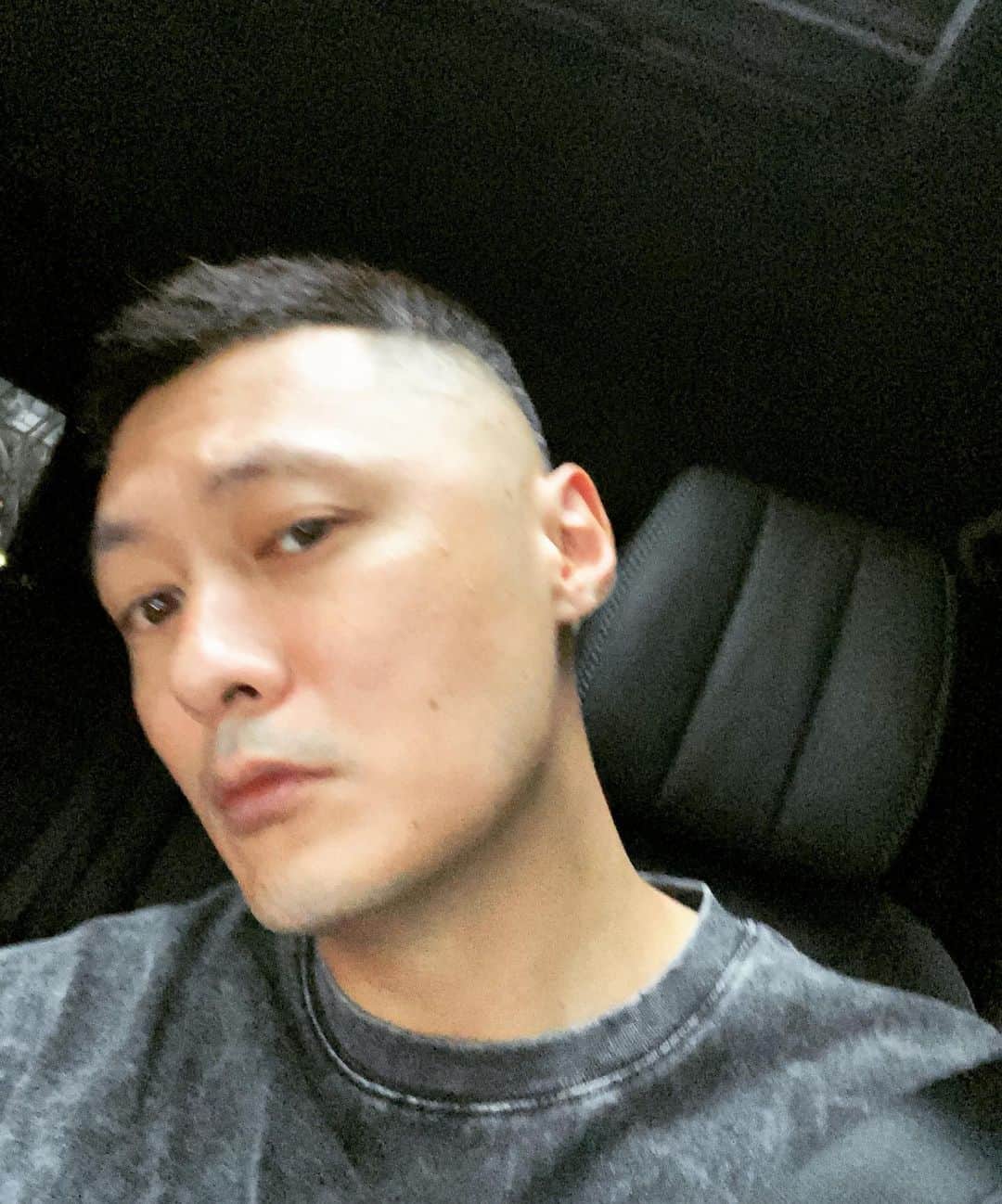 余文樂のインスタグラム：「還是短頭髮比較爽」