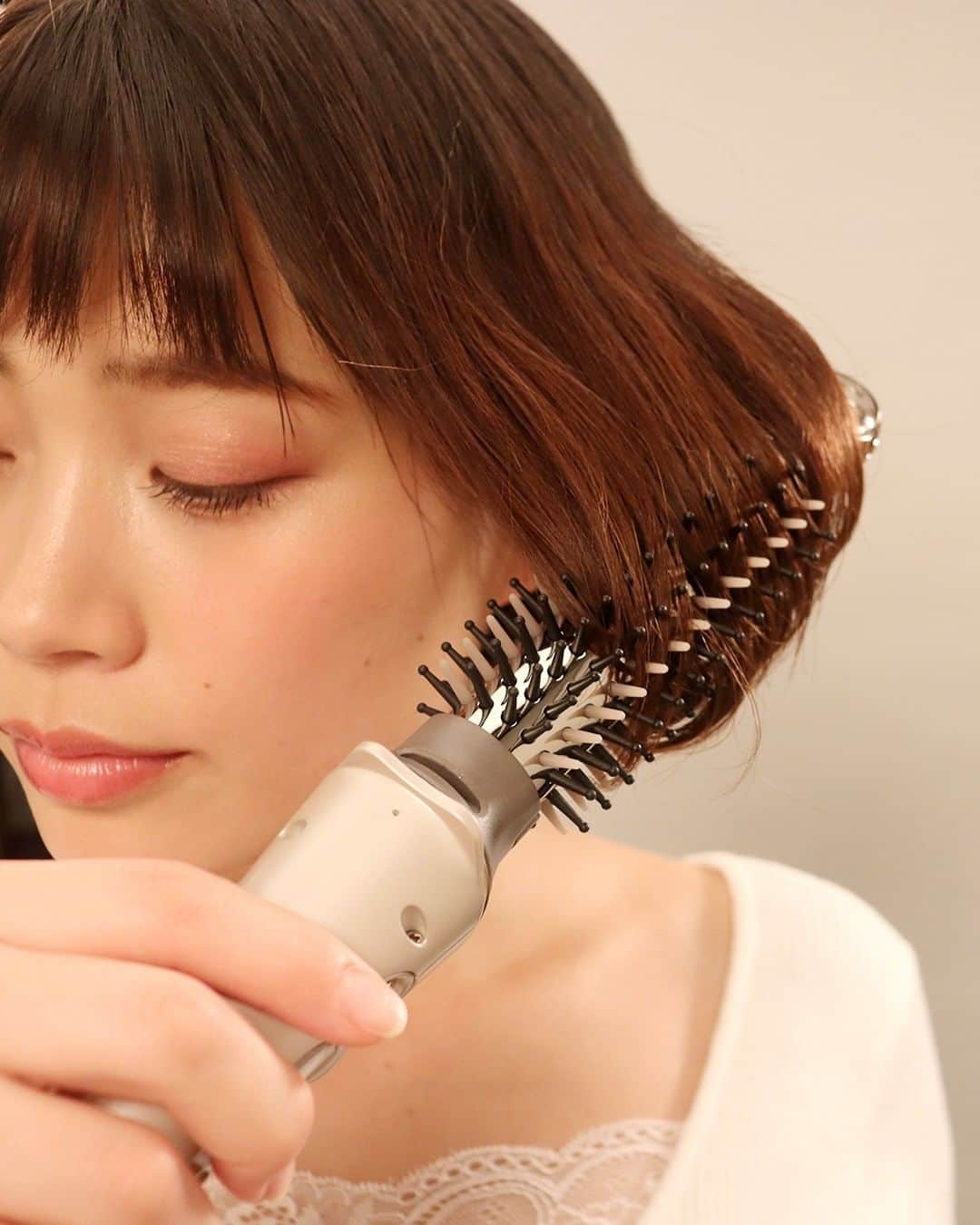 TESCOM テスコムのインスタグラム：「＼短い髪もしっかりキャッチ！ニュアンスアレンジを手軽に楽しむ🎶／ . ブラシ部分に樹脂ピンとシリコンピンを採用した”ブラシヘアーアイロンTPH2820” しなやかなシリコンピンと、くし通りのよい樹脂ピンの組み合わせにより、巻いた髪が絡まりにくく快適💡 前髪などの短い髪もしっかりキャッチし、キレイに巻けるのが魅力です✨ . - - - - - - - - - - - - - - - - - - - - - - - - - ●商品名：マイナスイオン2WAYブラシヘアーアイロン ●品番　：TPH2820 ●カラー：ゴールド - - - - - - - - - - - - - - - - - - - - - - - - -  @tescom_beauty . Nobbyに関する情報は @tescom_pro  キッチン家電に関する情報は @tescom_kitchen  にてご紹介中！ . 毎日使うヘアアイテムは #テスコム または #TESCOM で検索してみて下さいね♡ テスコムのInstagramでは、自分らしさを追求したあなたのキレイづくりに役立つ情報を毎週発信しています！  #美容  #ヘアアレンジ  #ヘアスタイル  #ヘアメイク  #ショート  #髪型  #ヘア  #スタイリング  #巻き髪  #簡単アレンジ  #コテ巻き  #簡単ヘアアレンジ  #ストレート  #セルフアレンジ  #hairbrush  #カール  #美髪ケア  #ブロー  #美容家電  #ヘアブラシ  #selfarrange  #巻髪  #簡単ヘア  #前髪カール  #簡単ヘアスタイル  #ブラシアイロン  #2wayヘアアイロン  #ブラシヘアアイロン」