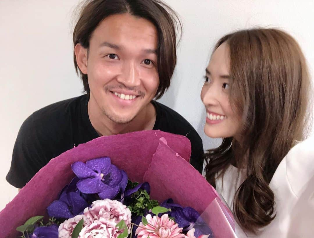 宇佐美蘭のインスタグラム：「夫の誕生日は結婚記念日。﻿ 結婚9周年💐👰🤵もう人生の半分以上一緒だ😂﻿ 親友？兄弟？みたいな関係ですが、ずっと大好きな人です💓😆﻿ いつもありがとう✨これからもよろしくね。﻿ #結婚記念日#結婚9周年#結婚10年目突入」