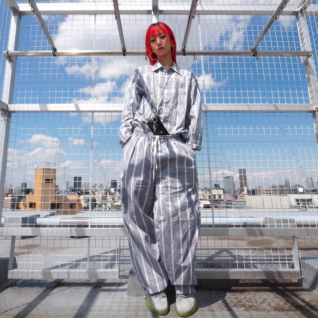 のインスタグラム：「パジャマみたいでかわいい  #きょうの太陽浴﻿ ﻿ setup #ethosxx  shoes #groundsfootwear ﻿ ﻿ ﻿ #selfportrait #自撮り #セルフポートレート #olympus #epl7 #olympuspen #olympusepl7 #MZUIKODIGITAL25mm #selfie #selfies #redhair #redhaircolor #redhaired #赤髪 #レッドヘアー #パジャマ」