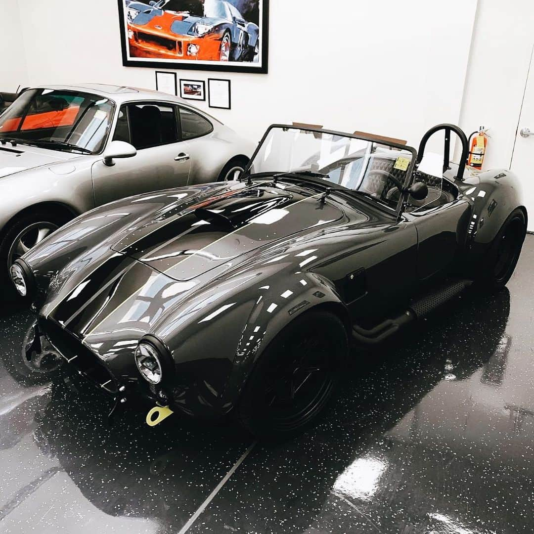 CARLiFESTYLEさんのインスタグラム写真 - (CARLiFESTYLEInstagram)「Can you guess the year of this Cobra? Check out @motorcarclassics for more! #carlifestyle #cobra」5月7日 3時50分 - carlifestyle