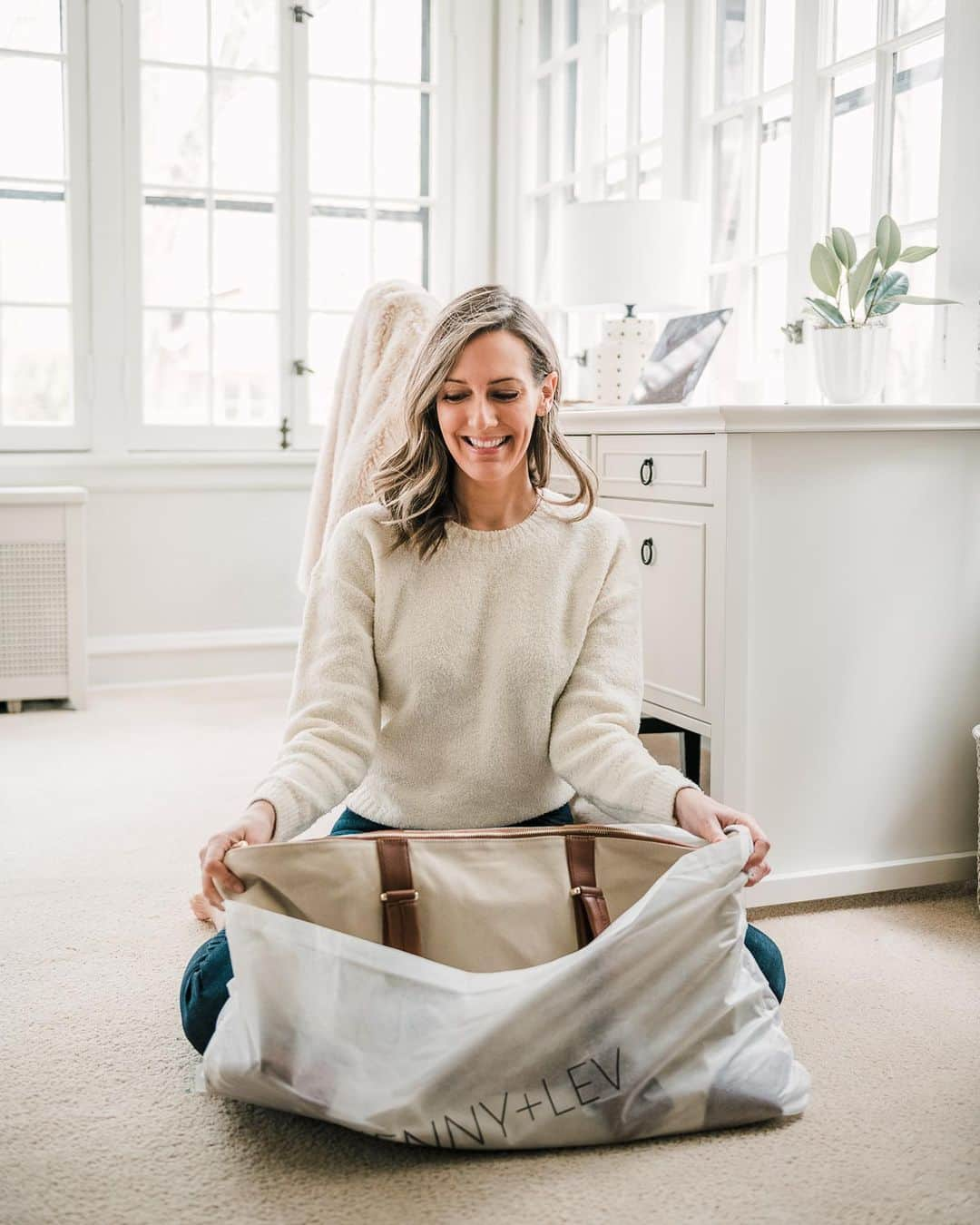 Anna Jane Wisniewskiさんのインスタグラム写真 - (Anna Jane WisniewskiInstagram)「There’s nothing like opening a surprise box of luxe goodies and that’s just what I did with Rachel Zoe’s summer @boxofstyle!  It’s full of beauty and non-sized fashion items (so no need to worry about the perfect size!) from exclusive luxury brands!  Get $30 off a Box of Style box for new subscribers with code BOSSUMMER30 until 8/1/20. #ad #shopstyle  #boxofstyle」5月7日 3時53分 - seeannajane