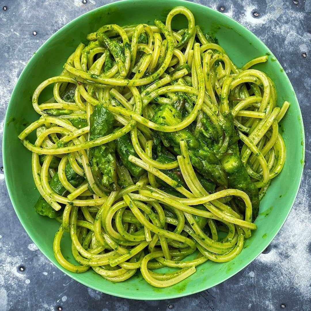 ナイジェラ・ローソンさんのインスタグラム写真 - (ナイジェラ・ローソンInstagram)「Seasonal supper: spaghetti with wild garlic and asparagus 💚 PS no recipe, I’m afraid. I’m not very good at weighing and measuring when I’m throwing food together for myself.」5月7日 4時10分 - nigellalawson