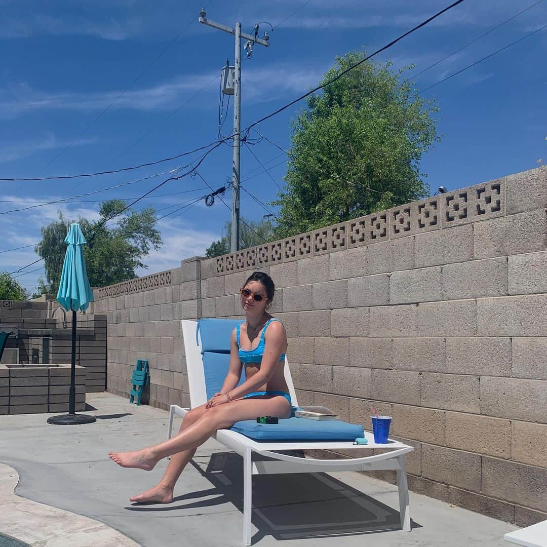 ランドリー・ベンダーのインスタグラム：「chillin out maxin relaxin at the pool」