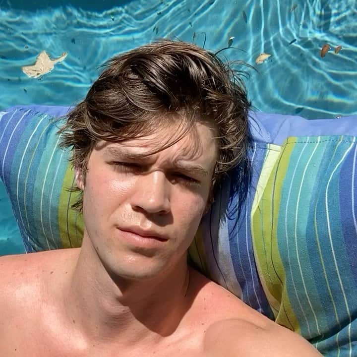 コリン・フォードのインスタグラム：「Real life footage of me trying to stay sane during Quarantine, so thankful for warm weather and the pool ☀️ 💙」
