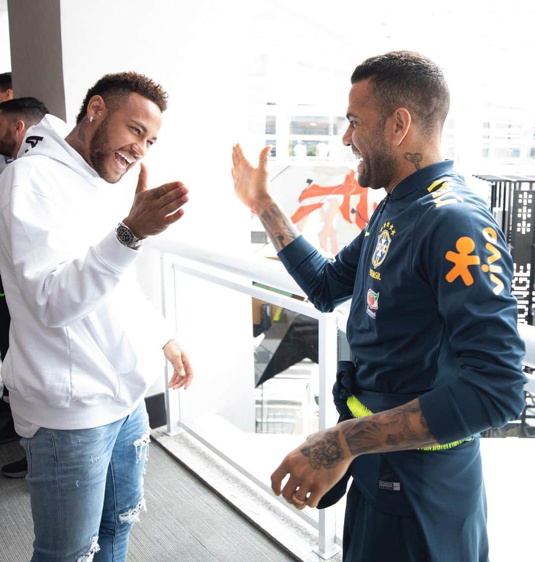 ネイマールさんのインスタグラム写真 - (ネイマールInstagram)「Parabéns @danialves Deus abençoe a sua vida e que te conserve demais. Te desejo todas as bençãos desse mundo.... “O irmão que o futebol me deu” ❤️❤️❤️」5月7日 4時09分 - neymarjr