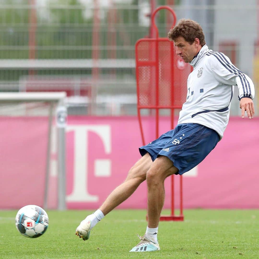 トーマス・ミュラーのインスタグラム：「Ready for the continuation of the @bundesliga_en ⚽️👍🏼 #PACKMAS #fcbayern #endlich #bundesliga #esmuellert #positivevibes」