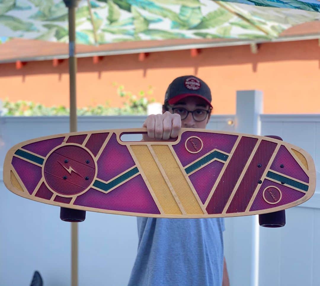 のインスタグラム：「Thanks to my buddy and master craftsman @bearwalkerofficial, I have the ability to give away a beautiful flux board!  Hand carved so you can carve in style! Inspired by the hoverboard from Back to the Future 😎 Rules below: - 1️⃣ comment your favorite time travel movie, show, or book. 2️⃣ follow @joeybragg and @bearwalkerofficial 3️⃣ like this post - That’s it! Good luck. **International winners responsible for shipping**」