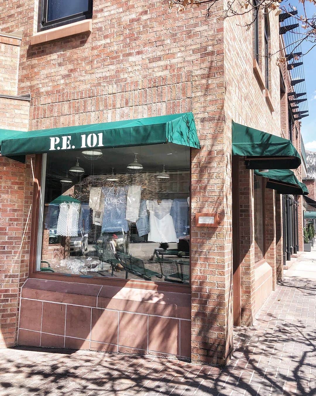 ハドソンのインスタグラム：「Unsurprisingly, small businesses have been hit especially hard by everything that’s happening. To help our community of independent shops weather this storm, we’re setting up digital storefronts on our own site.  We’re calling this Family First and it’s simple: you shop, they collect the sale, we ship the goods. Slide to see some of our awesome brick-and-mortar partners and click link in bio to learn more.」