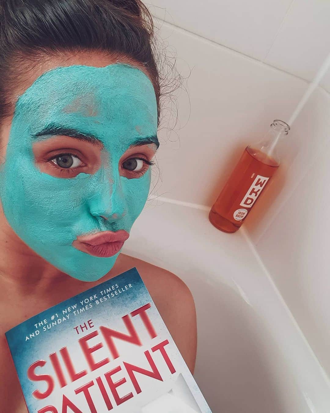 ジョージア・メイ・フットのインスタグラム：「How we have a bath in the North West. Sod ur champagne or red, pass us a wkd instead 🛁😛」