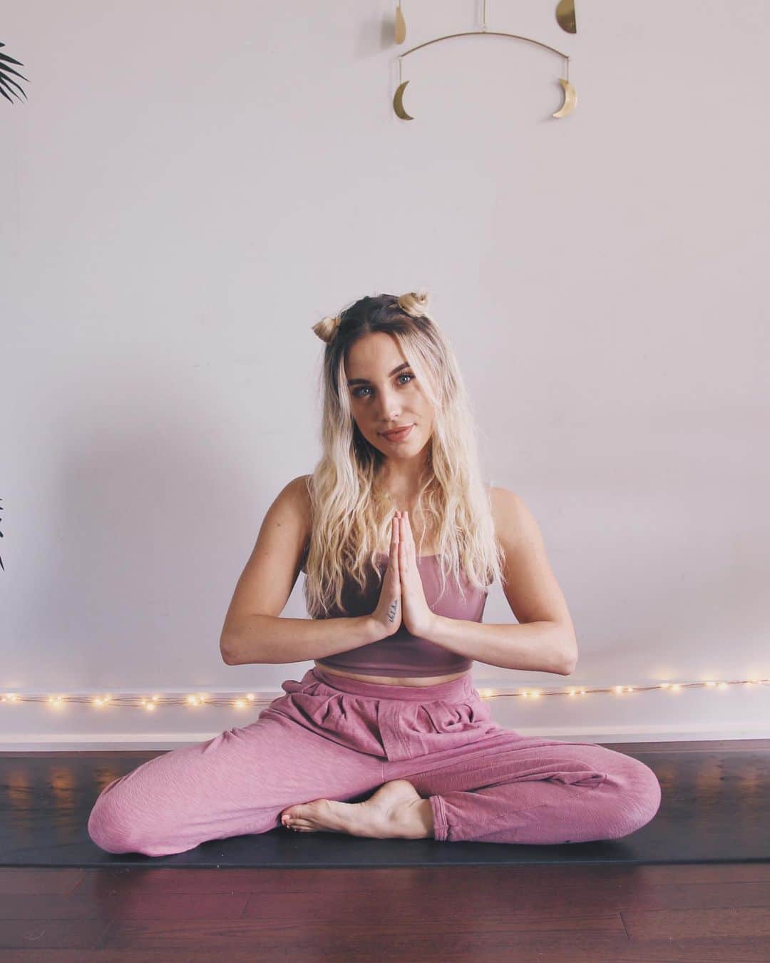 Kalyn Nicholsonのインスタグラム：「a couple of Wednesday things:  1. a new vlog just went up with truths you shouldn’t be hard on yourself for during quarantine (like clothes fitting a bit more snug or the amount of things you’re accomplishing right now)  2. I never really mentioned it, but I completed my YTT training a few weeks ago and have been working on a Koze Flow program so we can all get bendy together super soon ✨  3. I recently heard the term “if your ‘why’ ends with you, it isn’t big enough” and that phrase alone has gassed my motivation tank in a time when it feels like bad news keeps hitting far too much and too close to home. Resisting the urge to slip into an untrust/lack mentality when you feel the world challenging you comes from remembering we’re all in this together, with each other and are at our best when we care and look out for one another.  If you make your purpose for the things you show up for be about anyone but yourself, isolation becomes only a physical barrier and not a mental or spiritual one.  kk love you, namaste, bye 🤍」