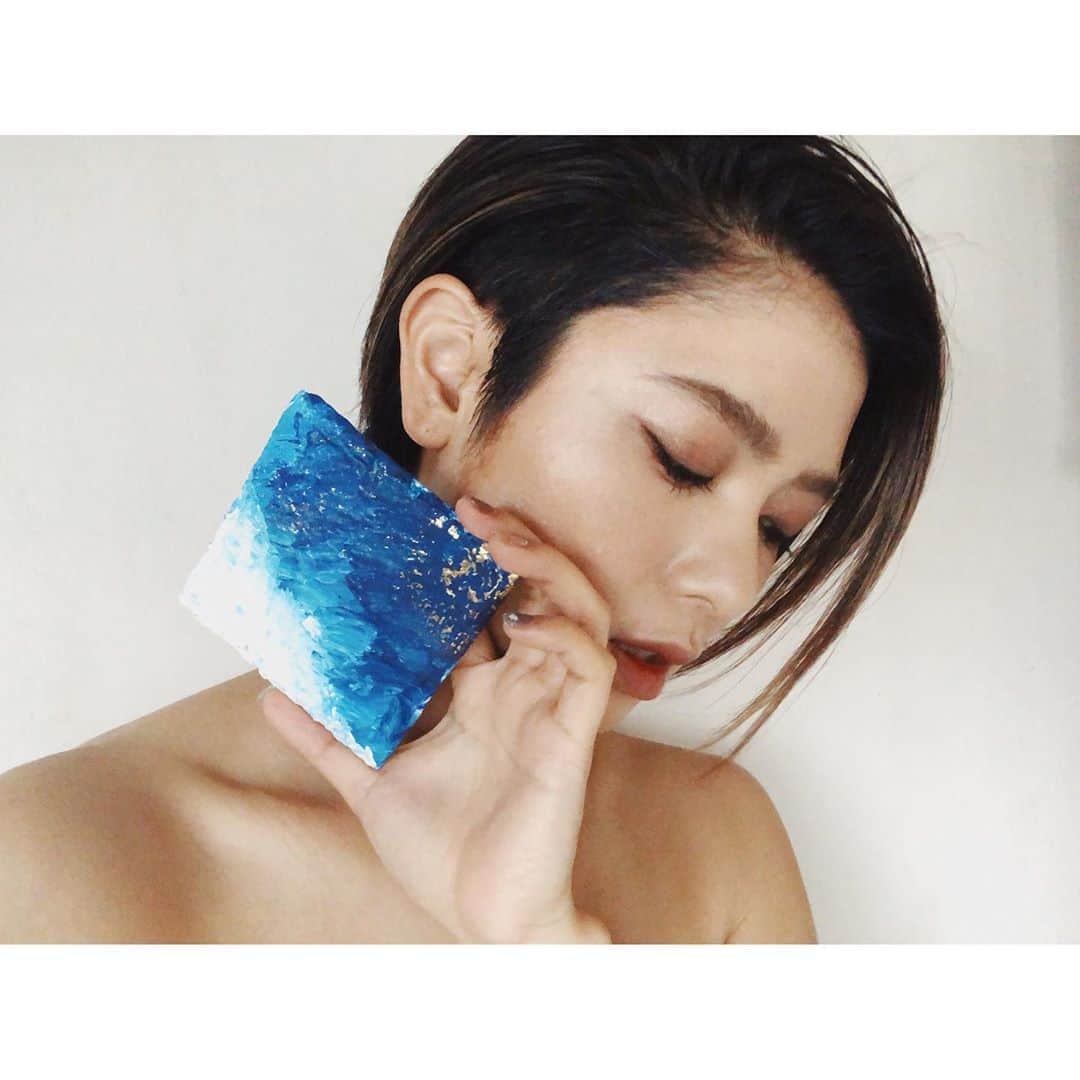 金城優華のインスタグラム：「【𝗨𝗺𝗶】﻿ ﻿ 溶岩石プレートに﻿ 幾つもの青を重ね﻿ 沖縄の海を﻿ ゴールドで﻿ 煌めく太陽を表現してみました。 ﻿ ﻿ 同じ[Umi]でも﻿ 1つ1つ違う表情。 ﻿同じ物を描こうとしても 決して同じ物は描けない。  自然も絵も同じなんだな〜 ﻿ ﻿ ﻿  @cannu.yuuka_kinjo  1点のみ再販。  近々違うシリーズ出るよ ・ ・ ・ ﻿#stayhome ﻿ #金城優華﻿ #沖縄﻿ #インテリア﻿ #天然岩石﻿ #art﻿ #ocean﻿ #interior﻿ #colorful﻿ #photogenic﻿ #Instagram  #make #ungrid  #gina」