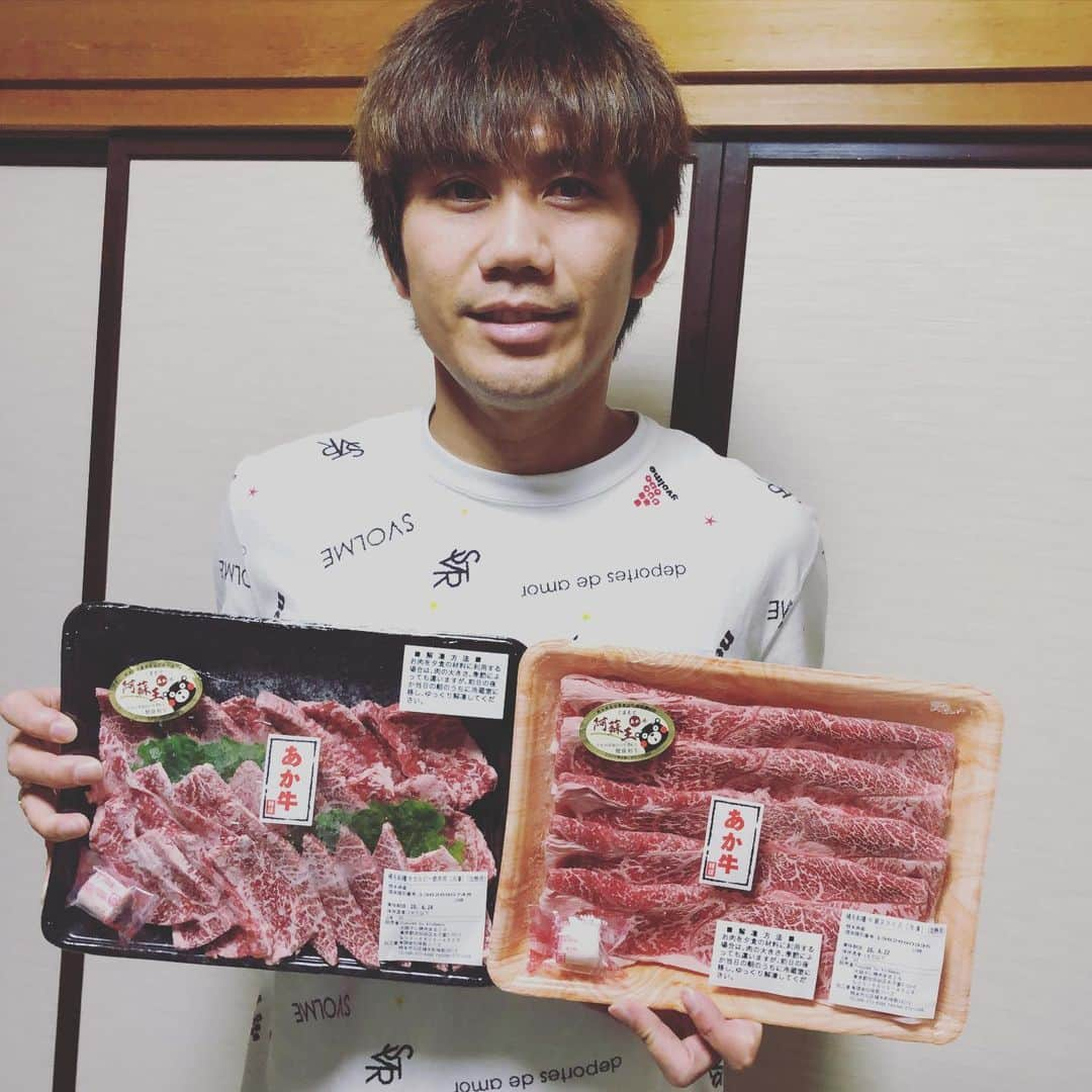 柏木陽介さんのインスタグラム写真 - (柏木陽介Instagram)「お肉到着。  元サッカー選手の片岡洋介さんのお店まる29さんから。  @katachan.34  美味しくいただきました。  みなさんも是非購入してみてください。  #片岡洋介#元サッカー選手#ようすけ繋がり#まる29#美味しかった」5月6日 20時09分 - yosuke_kashiwagi